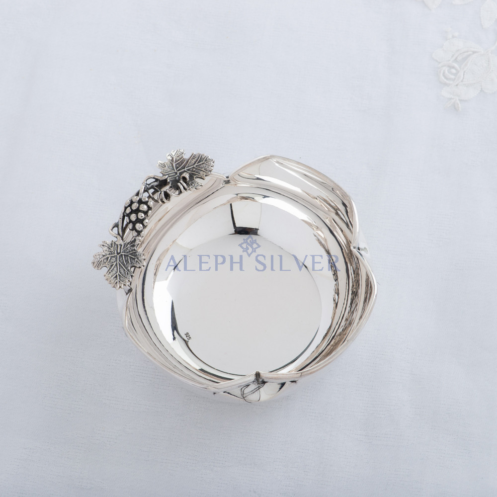 925 Sterling Silver Handmade Serving Bowl with Grape-Shaped Decorative Piece 925 Sterling Silver Handmade Serving Bowl with Grape-Shaped Decorative Piece