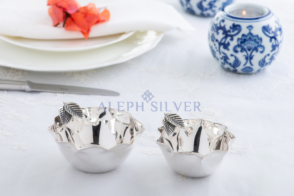 925 Sterling Silver Serving Bowl With Leaves-Shaped Decorative Piece 925 Sterling Silver Serving Bowl With Leaves-Shaped Decorative Piece